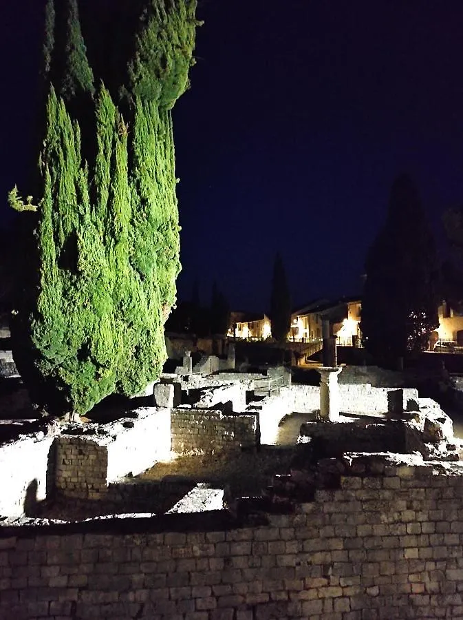 Y Here Vaison-la-Romaine 0*,